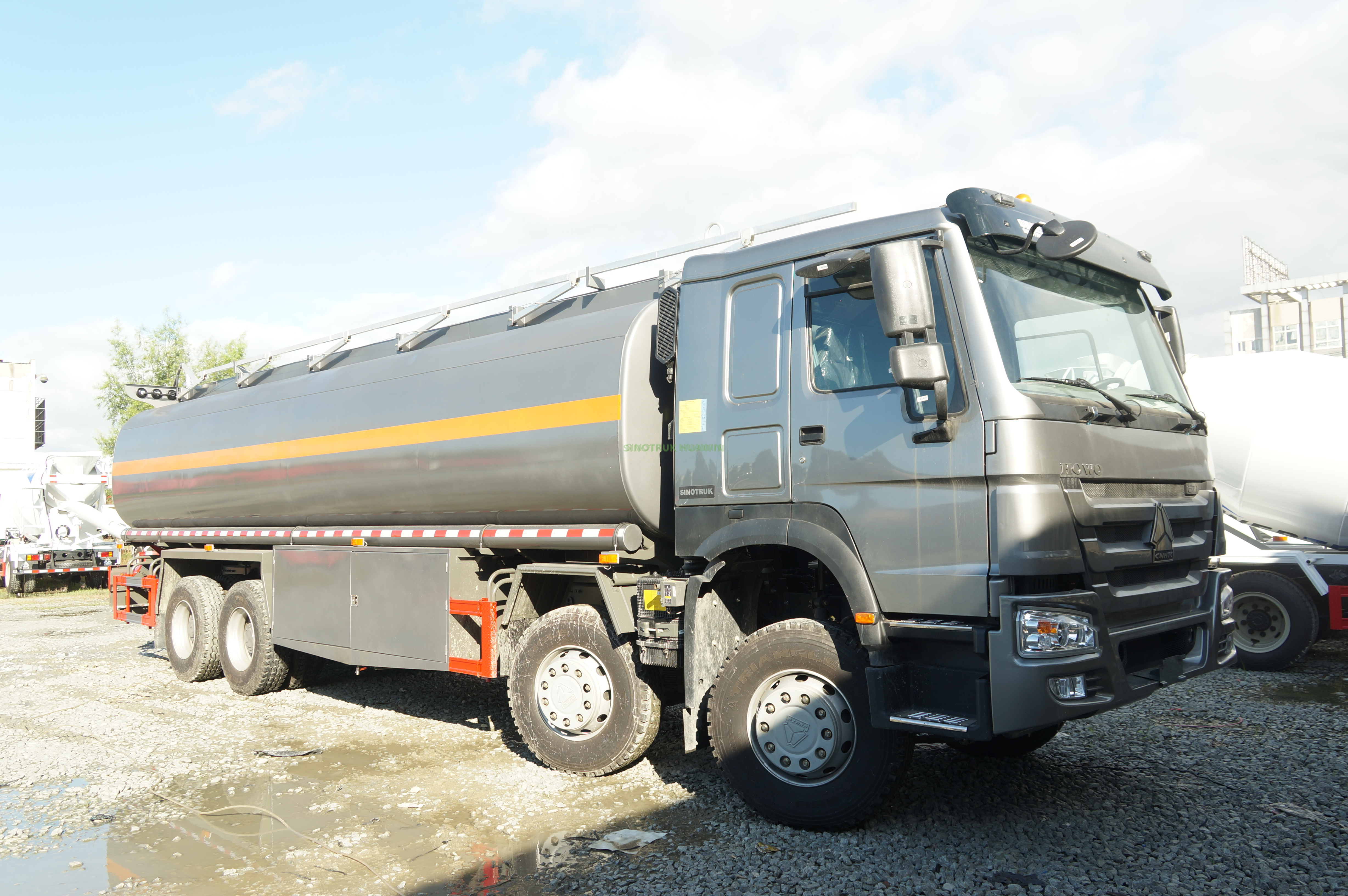 SINOTRUK HOWO 8X4 Fuel Tank Truck