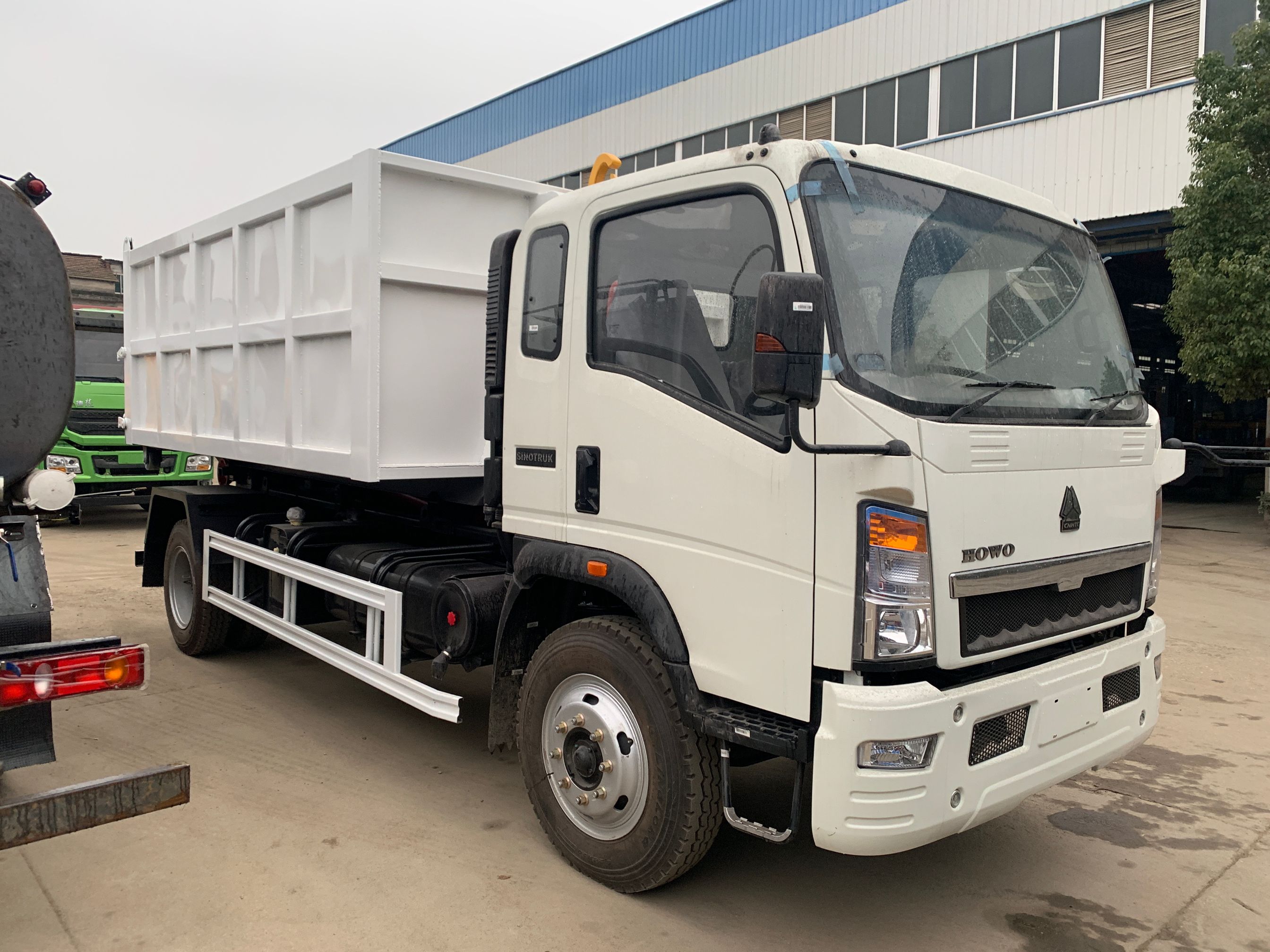 Sinotruck 4X2 Hook Arm Garbage Truck - Buy Product on SINOTRUK Hubei ...