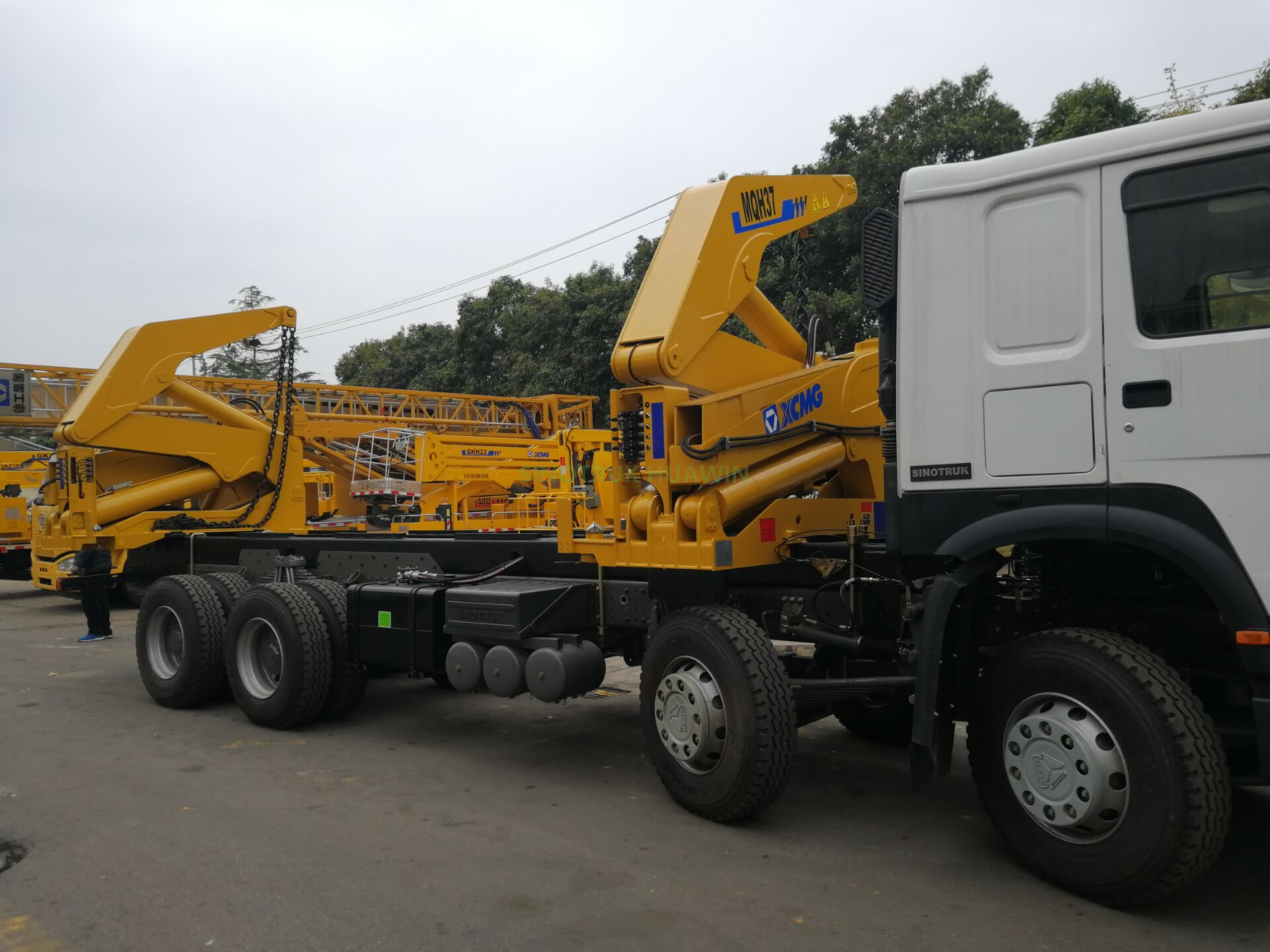 SINOTRUK HOWO 8x4 Side Crane Truck for Carrying 20ft Container