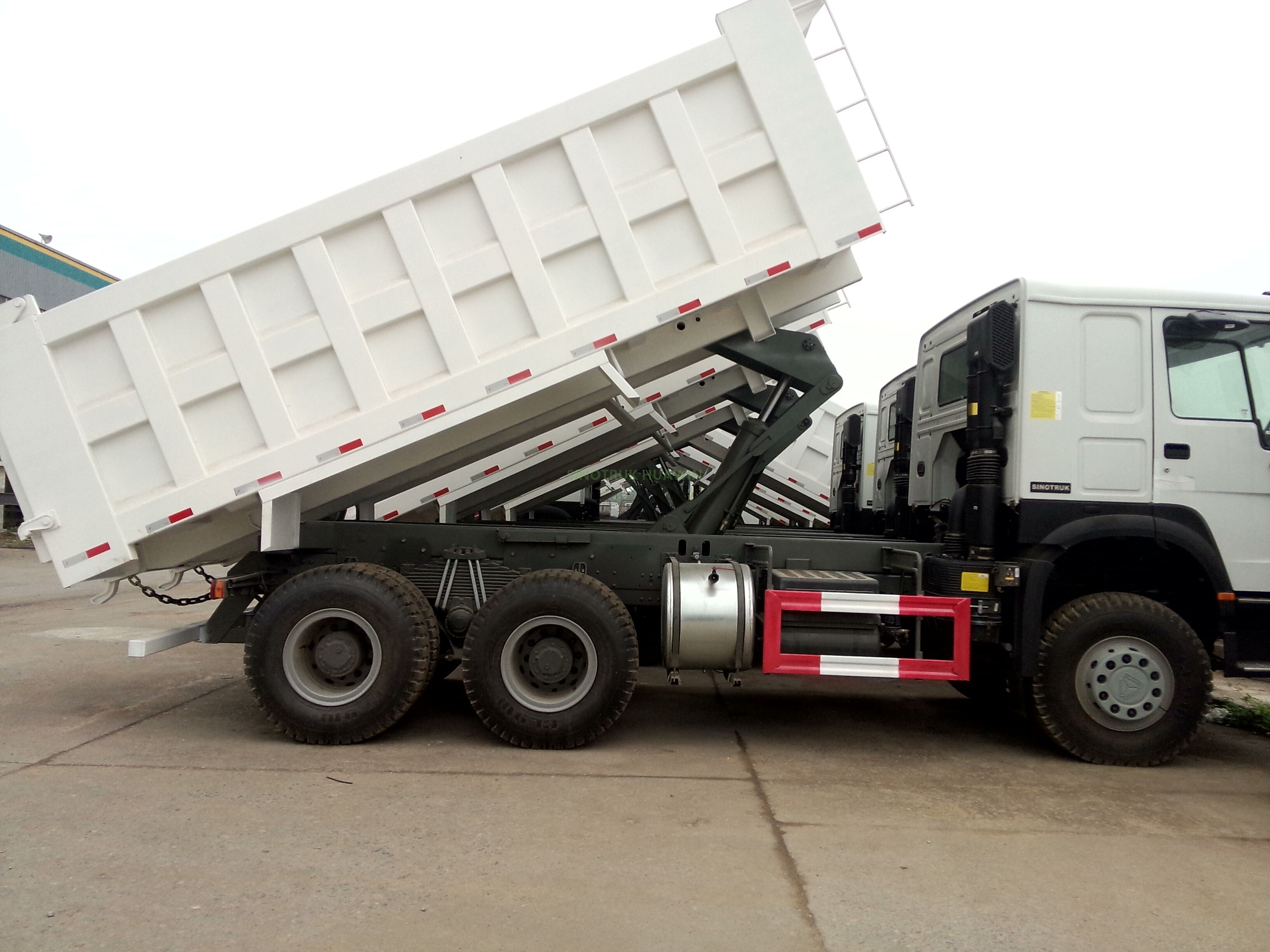 Sinotruck HOWO 6X4 Middle Tipping Dump Truck
