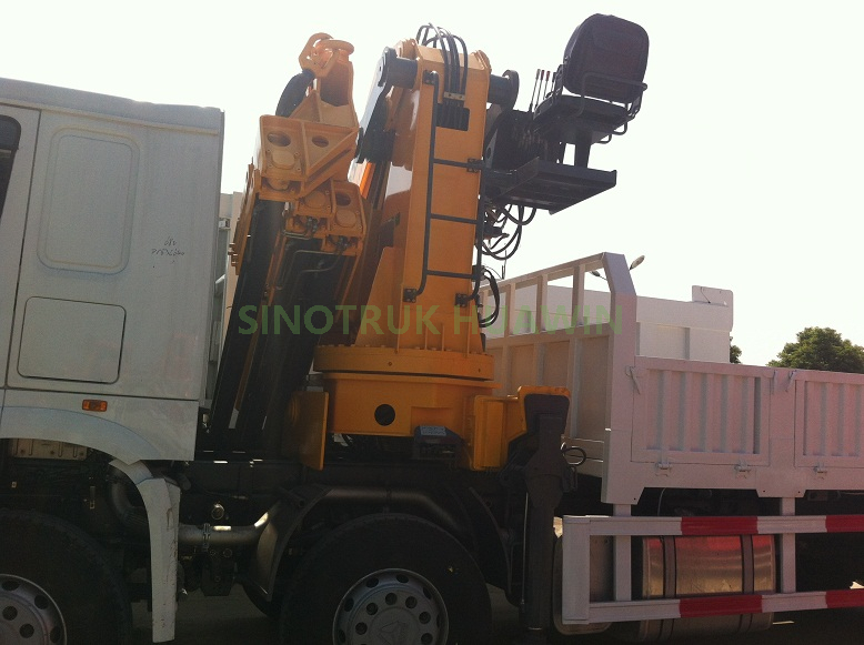SINOTRUK HOWO 8x4 Crane Truck