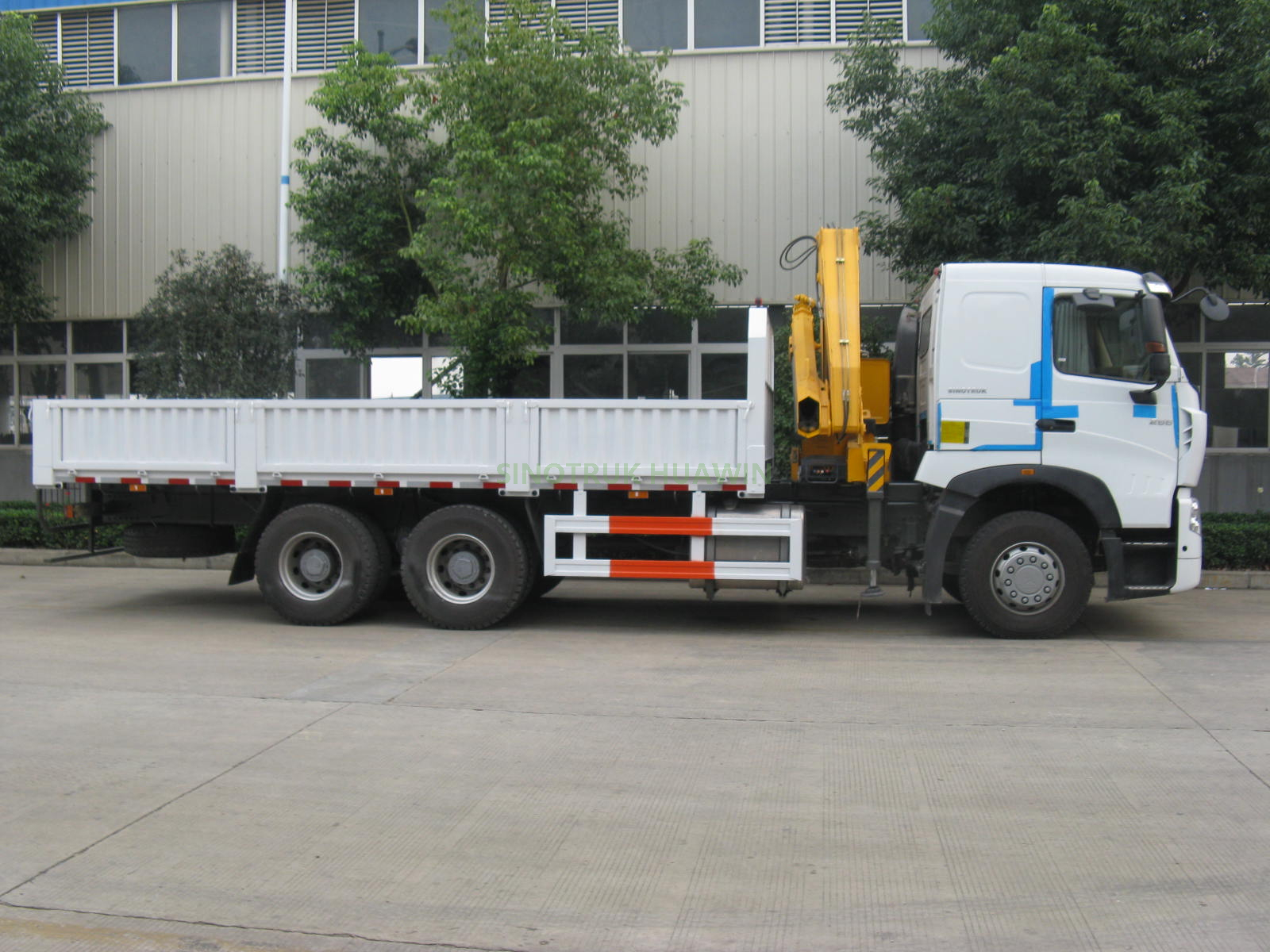 SINOTRUK HOWO A7 6x4 Crane Truck with XCMG 14T Crane