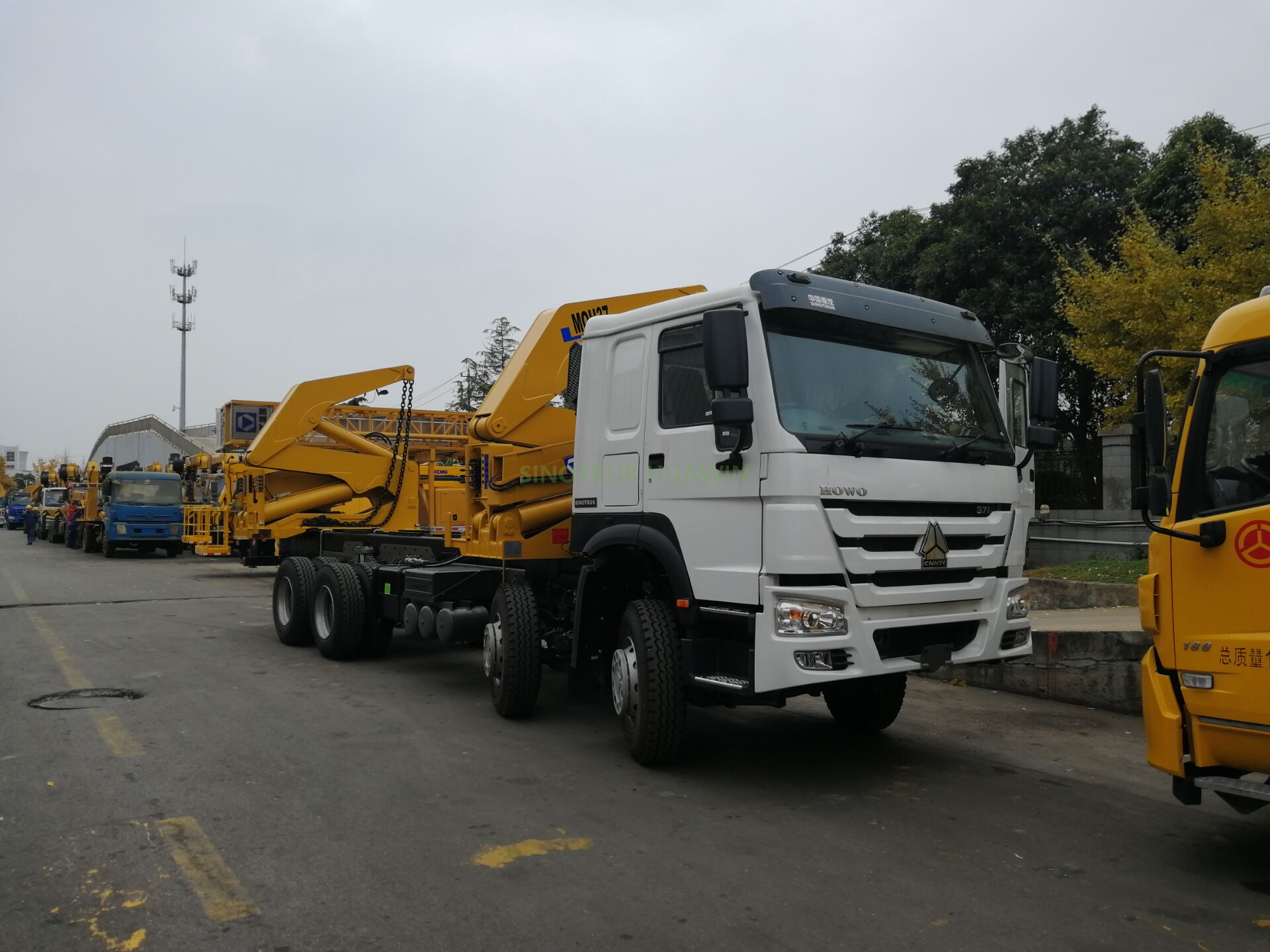 SINOTRUK HOWO 8x4 Side Crane Truck for Carrying 20ft Container