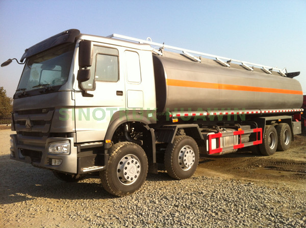 SINOTRUK HOWO 8X4 30000 Liters Fuel Tank Truck